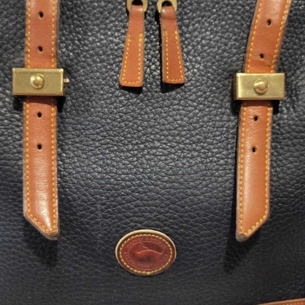 Dooney & Bourke Vintage Pebbled Leather dual zip adjustable strap sachel, EUC